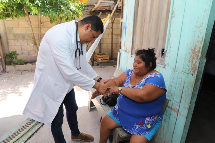 Acerca Atenea Gómez servicios de salud a personas vulnerables en Isla Mujeres