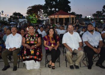 Cautiva tradicional Guelaguetza oaxaqueña a familias de Leona Vicario