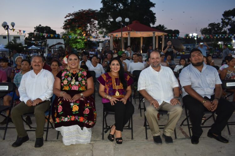 Cautiva tradicional Guelaguetza oaxaqueña a familias de Leona Vicario