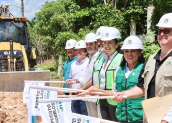 Da Blanca Merari banderazo de inicio de pavimentación de calles en Leona Vicario