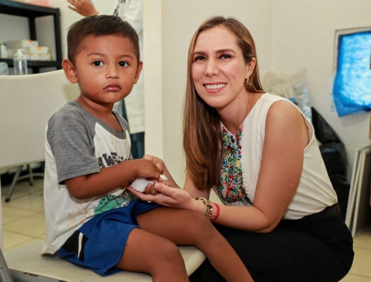 Brinda gobierno de Atenea Gómez consultas médicas gratuitas a familias isleñas