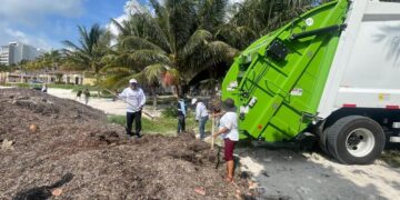 Suman Atenea Gómez y Mara Lezama esfuerzos para sanear playa de Punta Sam