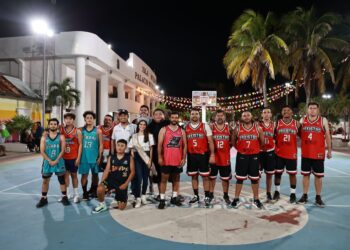Disfrutan familias isleñas y turistas de noche deportiva "Juego de Campeones"