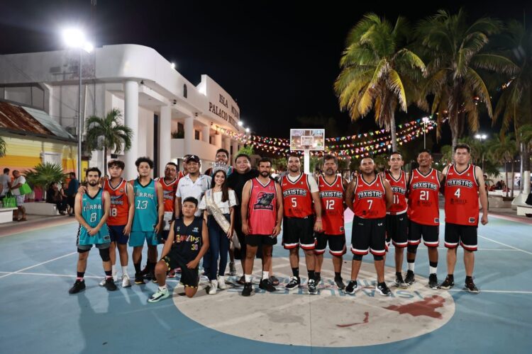 Disfrutan familias isleñas y turistas de noche deportiva "Juego de Campeones"