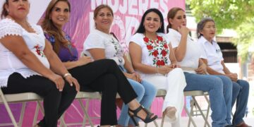 Blanca Merari acompaña a Mara Lezama a entrega de tarjetas de “Mujer es Poder”