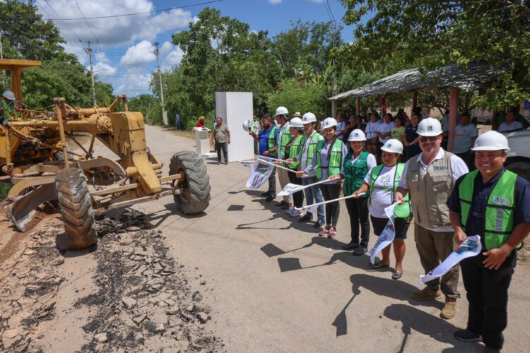Continúa Blanca Merari con ampliación de obras de pavimentación en Leona Vicario