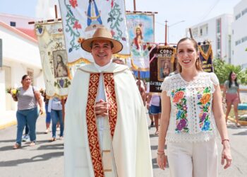 Encabeza Atenea Gómez Ricalde ceremonia de Aniversario de Inmersión de la Cruz de la Bahía