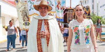 Encabeza Atenea Gómez Ricalde ceremonia de Aniversario de Inmersión de la Cruz de la Bahía