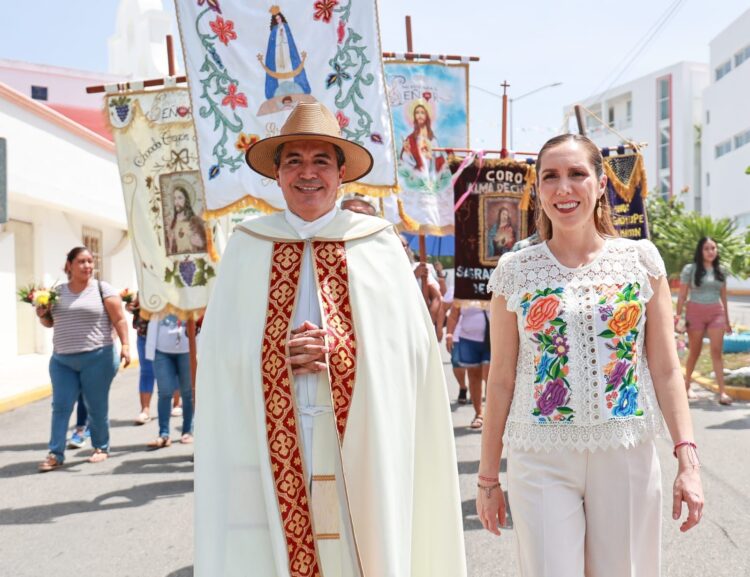 Encabeza Atenea Gómez Ricalde ceremonia de Aniversario de Inmersión de la Cruz de la Bahía