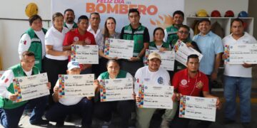 Reconoce Atenea Gómez trabajo y valentía de bomberos de Isla Mujeres