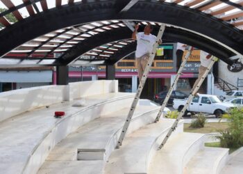 Realizan trabajos de mejoramiento de imagen de zona turística de Puerto Morelos