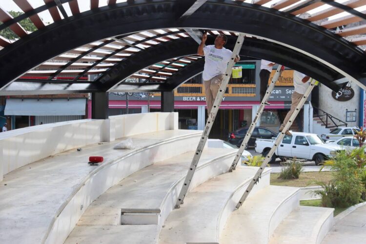 Realizan trabajos de mejoramiento de imagen de zona turística de Puerto Morelos