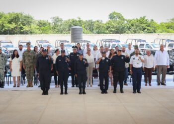 Blanca Merari recibe de Mara Lezama armamento para reforzar seguridad de Puerto Morelos