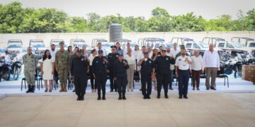 Blanca Merari recibe de Mara Lezama armamento para reforzar seguridad de Puerto Morelos