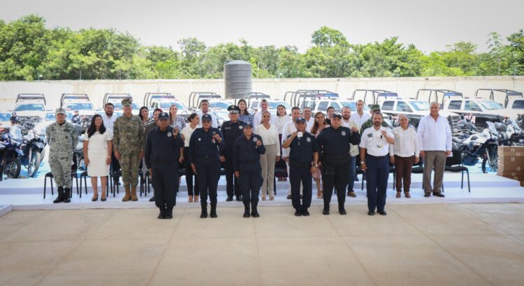 Blanca Merari recibe de Mara Lezama armamento para reforzar seguridad de Puerto Morelos