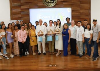 Motivan a juventud en Playa del Carmen a ampliar sus horizontes con taller internacional