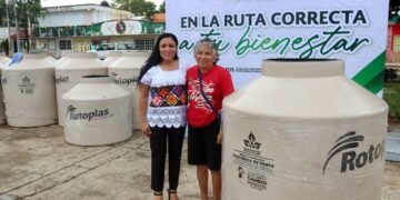 Blanca Merari entrega 34 tinacos para almacenamiento de agua en Leona Vicario