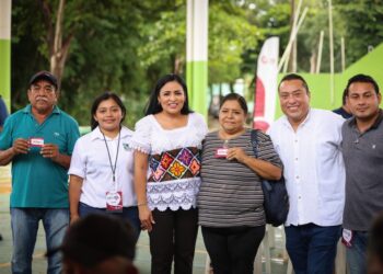 Blanca Merari entrega tarjetas de Unidad del Bienestar en Puerto Morelos