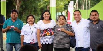 Blanca Merari entrega tarjetas de Unidad del Bienestar en Puerto Morelos
