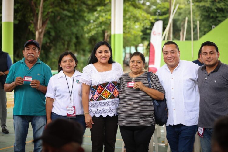 Blanca Merari entrega tarjetas de Unidad del Bienestar en Puerto Morelos