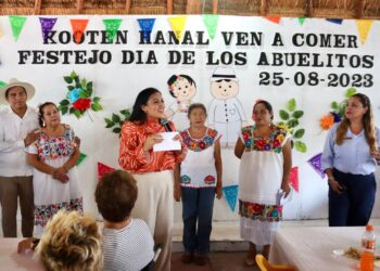 Blanca Merari festeja a abuelitos del DIF Puerto Morelos