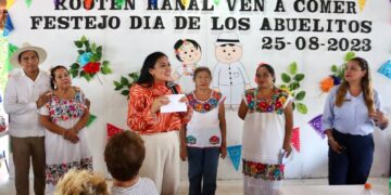 Blanca Merari festeja a abuelitos del DIF Puerto Morelos