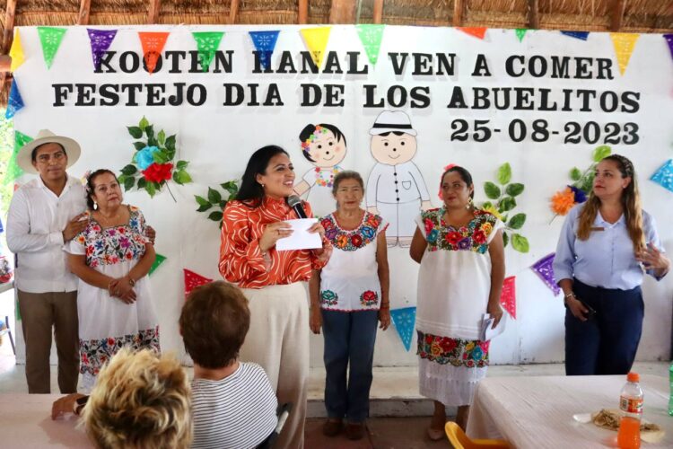 Blanca Merari festeja a abuelitos del DIF Puerto Morelos