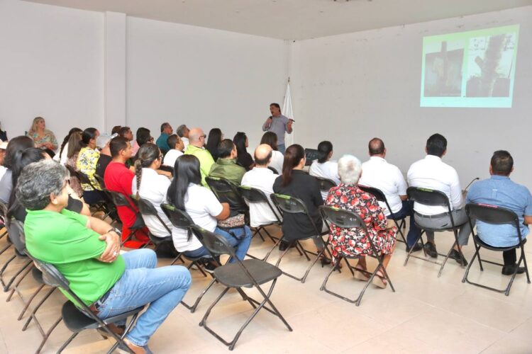 Capacitan a funcionarios de Puerto Morelos con protocolos en caso de huracán