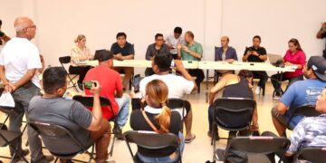 Atienden en Puerto Morelos a representantes de solicitantes de lotes para vivienda