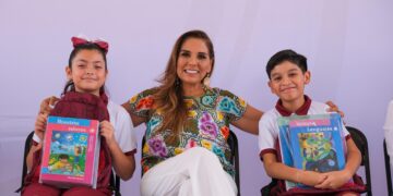 Mara Lezama inaugura ciclo escolar 2023-2024 con entrega de útiles y uniformes