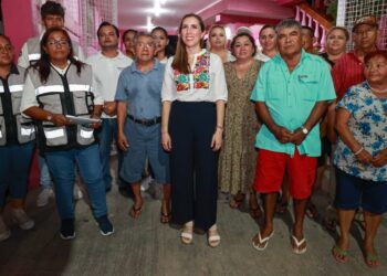 Atenea Gómez supervisa implementación de tecnología LED en colonia Salina Chica