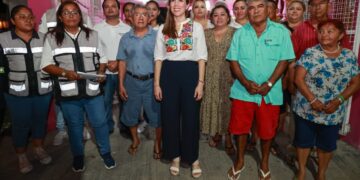 Atenea Gómez supervisa implementación de tecnología LED en colonia Salina Chica