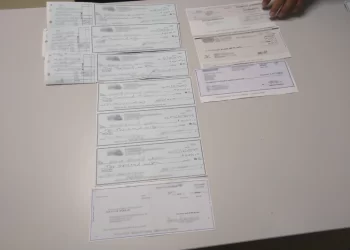 Detienen a sujeto con cheques por 39 mil dólares en aeropuerto de Cancún