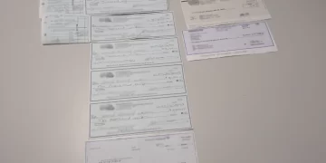 Detienen a sujeto con cheques por 39 mil dólares en aeropuerto de Cancún