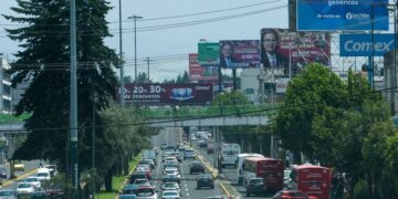AMLO cuestiona compra de espectaculares para aspirantes