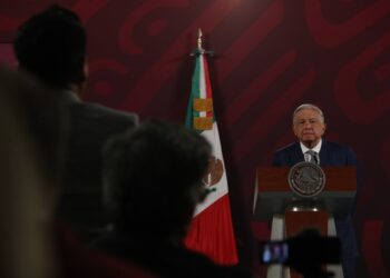 AMLO condena el "exagerado" embate contra libros de la SEP