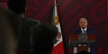 AMLO condena el "exagerado" embate contra libros de la SEP