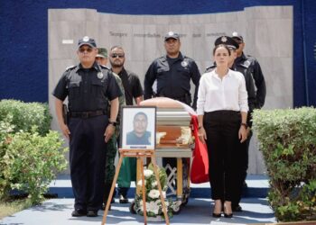 Ana Paty Peralta despide a policía municipal con ceremonia luctuosa