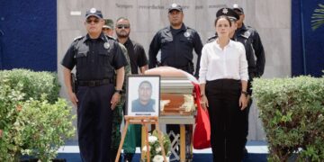 Ana Paty Peralta despide a policía municipal con ceremonia luctuosa