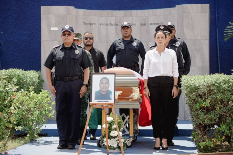 Ana Paty Peralta despide a policía municipal con ceremonia luctuosa