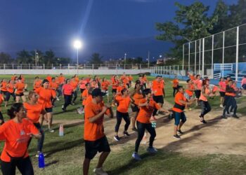 Celebran Dia Naranja bailando en Puerto Aventuras