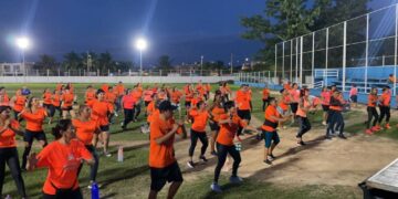 Celebran Dia Naranja bailando en Puerto Aventuras