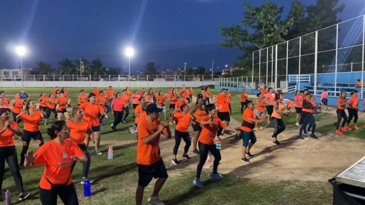 Celebran Dia Naranja bailando en Puerto Aventuras