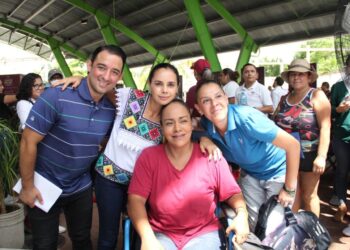 Atiende y responde Ana Paty Peralta a cancunenses en jornadas de atención ciudadana