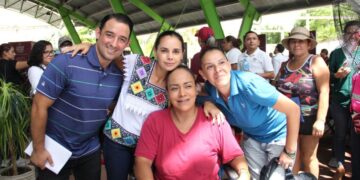 Atiende y responde Ana Paty Peralta a cancunenses en jornadas de atención ciudadana