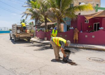 Refuerza Atenea Gómez los trabajos de bacheo en Isla Mujeres
