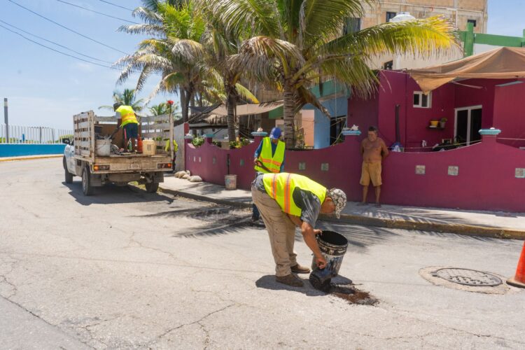 Refuerza Atenea Gómez los trabajos de bacheo en Isla Mujeres