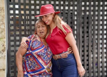 Reciben tianguistas de Cancún a Marybel Villegas y expresan sus inquietudes