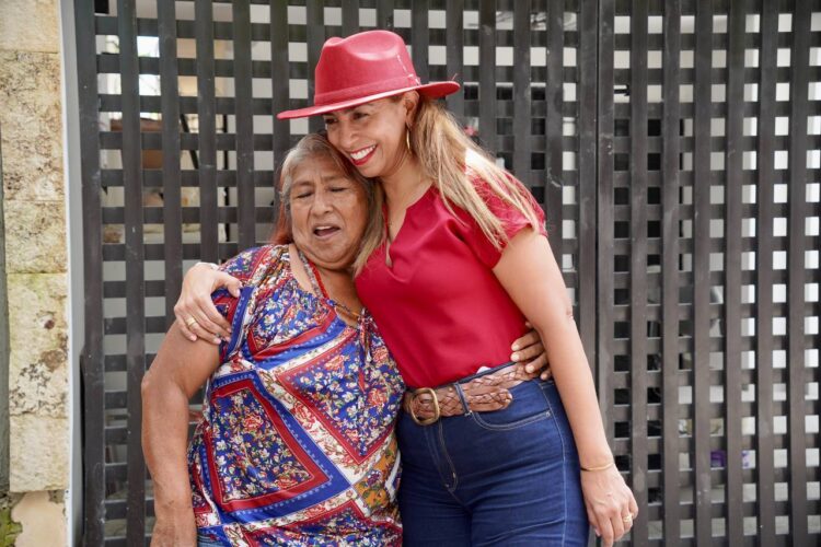 Reciben tianguistas de Cancún a Marybel Villegas y expresan sus inquietudes