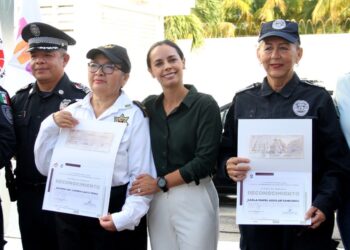 Ana Paty Peralta reconoce desempeño a policías retirados